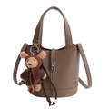 Secchiello in pelle marrone scuro a grana con ciondolo a forma di orso e chiusura argento - Grigio Con Pendente