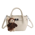 Cremefarbene Eimertasche aus Kunstleder mit Lychee-Narbe und süßem Teddybär-Anhänger - Mit Anhänger / Gebrochenes Weiß