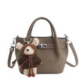 Erdbeigefarbene Beuteltasche mit Litschi-Struktur und süßem Teddybär-Anhänger - Mit Anhänger / Elefantengrau