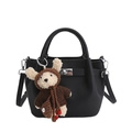 Schwarze Beuteltasche aus genarbtem Leder mit silbernem Drehverschluss und Bärenanhänger - Mit Anhänger / Schwarz