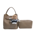 Braune Eimer-Tasche mit Lychee-Muster, Bärenanhänger und passender Reißverschlusstasche - Mit Anhänger / Khaki