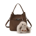 Braune Leder-Eimertasche mit Metall-Schnalle und süßem grauem Plüsch-Hasenanhänger - Mit Anhänger / Braun
