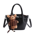 Sac à main noir à texture litchi avec un adorable pendentif en forme d'ours brun - Avec Pendentif / Noir