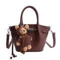 Sac à main en cuir grainé marron foncé avec charm ours et fermoir métallique doré - Avec Pendentif / Marron