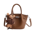Sac à main en cuir marron grainé avec fermoir argenté et breloque ours en peluche - Avec Pendentif / Marron