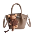 Sac fourre-tout marron en cuir litchi avec fermoir argenté et pendentif ours en peluche - Avec Pendentif / Gris