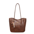 Donkerbruine kunstlederen shopper met vintage kralenhanger en minimalistisch design - Zonder Hanger / Bruin