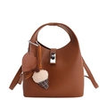 Sac seau en cuir litchi marron avec fermoir argenté et pendentif cœur élégant - Avec Pendentif / Marron