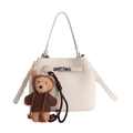 Sac seau blanc crème en cuir grainé avec fermoir argenté et charm ours mignon - Avec Pendentif / Blanc