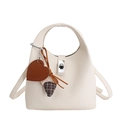 Sac seau blanc cassé en cuir grainé avec pendentif cœur et breloque boule de glace - Avec Pendentif / Blanc