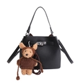 Sac seau en cuir noir avec fermoir rotatif argenté et breloque ours en peluche marron - Avec Pendentif / Noir