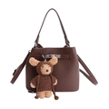 Sac seau en cuir marron foncé avec pendentif ours en peluche et boucle métallique - Avec Pendentif / Marron
