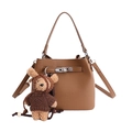 Sac seau marron grainé avec fermoir rotatif argenté et charmant pendentif ours en peluche - Avec Pendentif / Marron