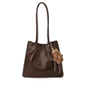 Dunkelbraune matte Leder-Tote-Bag mit süßem Plüschbären-Anhänger und langen Schultergurten - Mit Anhänger / Braun