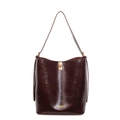 Bolso tipo cubo minimalista de cuero encerado marrón oscuro con hebilla dorada - café