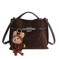 Bolso bandolera retro marrón oscuro con cierre de rosca y amuleto de oso de peluche - Con Colgante / Marrón