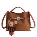 Bolso tipo cubo en cuero esmerilado marrón con hebilla plateada y colgante de oso - Con Colgante / Caramelo