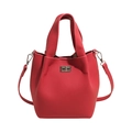 Schicke rote Eimertasche mit Litschi-Struktur, Metallschloss und Schultergurt - Mit Anhänger / Rot