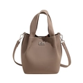 Taupe Leder-Eimertasche mit Litschi-Struktur, silbernem Drehverschluss und Schultergurt - Mit Anhänger / Elefantengrau