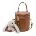 Braune zylindrische Eimertasche aus Kunstleder mit Tragegriff und Goldreißverschluss - Mit Anhänger / Braun