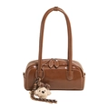 Bolso Boston de charol marrón con colgante de peluche y correa larga de hombro - Con Colgante / Marrón