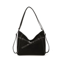 Bolso bandolera vintage negro mate con costuras en contraste y ojales de metal plateado - Negro