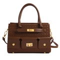 Sac à main tressé marron foncé avec fermoir doré et bandoulière sur fond blanc - Marron