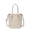 Bolso saco beige minimalista en cuero sintético texturizado con herrajes plateados y correa - Blanco