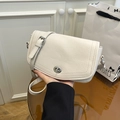 Weiße Schultertasche aus genarbtem Leder mit silbernem Drehverschluss und verstellbarem Riemen - Weiß