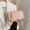 Elegante rosa Schultertasche mit Litschi-Textur und silbernem Oval-Drehverschluss - Rosa