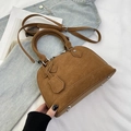 Minimalistische schelpvormige handtas in bruin suède met afneembare schouderriem - Groot / Bruin