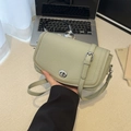 Hellgrüne Schultertasche aus genarbtem Leder mit silbernem Drehverschluss und Riemen - Grün