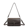 Bolso bandolera cuadrado marrón oscuro minimalista con textura de cuero y hebilla metálica - Marrón