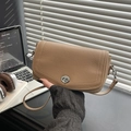 Sac à bandoulière en cuir camel à motif litchi avec fermoir tournant en argent poli - Kaki