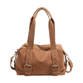 Dettaglio della borsa tote marrone con rivetti metallici e cinturini con fibbie vintage - Marrone
