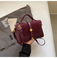 Elegante borsa a tracolla bordeaux con cuciture in pelle opaca e dettagli dorati - Borgogna
