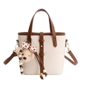 Beige emmertas met bruine handvatten, getextureerde look en schattige beer-hanger - Met Hanger / Wit