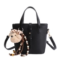 Detail van zwarte lederen bucket bag met gouden gesp en een pluche beer hanger - Met Hanger / Zwart