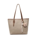 Bolso tote retro de piel sintética marrón claro con correas oscuras y un oso - Con Colgante / Caqui