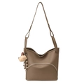 Sac seau en cuir marron foncé avec texture grainée et breloque ours en peluche - Avec Pendentif / Gris