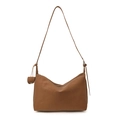 Borsa tote marrone minimalista in similpelle con tracolla lunga e ciondolo rotondo - Marrone