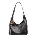 Borsa hobo minimalista nera con trama marmorizzata e ciondolo decorativo - Con Ciondolo / Nero