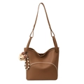 Sac fourre-tout en cuir marron grainé avec charme d'ours et détail zippé - Avec Pendentif / Marron
