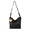 Sac seau noir texture litchi avec poche zippée argentée et breloque ourson mignon - Avec Pendentif / Noir