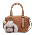 Borsa a cuscino in camoscio intrecciato marrone con tracolla e ciondolo a coniglio - Con Ciondolo / Marrone