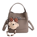 Bolso saco chic albaricoque con textura lichi, cierre de giro y lindo amuleto de oso - Con Colgante / Gris
