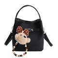 Bolso cubo negro con textura litchi, colgante de osito de peluche y correa bandolera - Con Colgante / Negro