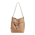 Beigefarbene Beuteltasche aus Leder mit Narbenstruktur und silbernen Beschlägen - Hellbeige