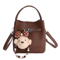 Bolso tipo cubo de cuero lichi marrón con asa, correa y amuleto de oso de peluche - Con Colgante / Marrón