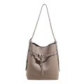 Minimalistische taupefarbene Damen Beuteltasche mit Lychee-Muster und Schultergurt - Elefantengrau